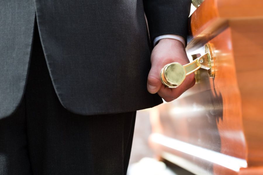 hombre traladando un ataud