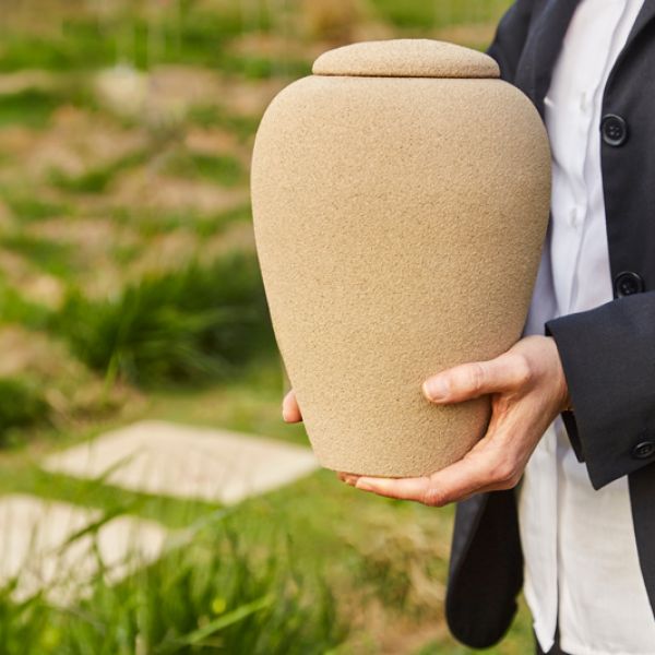 Urna custodiada en cementiri roques blanques del papiol