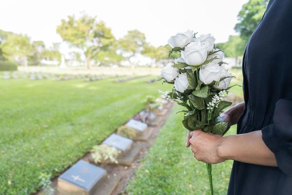 Entierro y funeral: diferencias e importancia